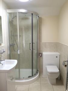 W łazience znajduje się prysznic, toaleta i umywalka. w obiekcie Gradbach Mill B&B w mieście Buxton