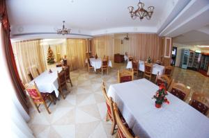 Reštaurácia alebo iné gastronomické zariadenie v ubytovaní Hotel Intourist