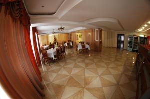 Reštaurácia alebo iné gastronomické zariadenie v ubytovaní Hotel Intourist