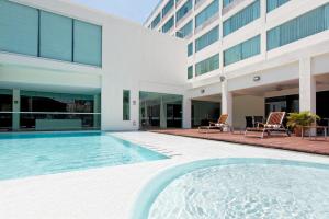 a swimming pool in front of a building at Crowne Plaza Villahermosa by IHG in Villahermosa