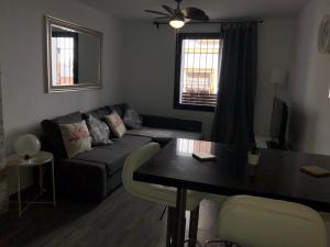 アルダレスにあるApartamento Amapolaのソファとテーブルのあるリビングルーム