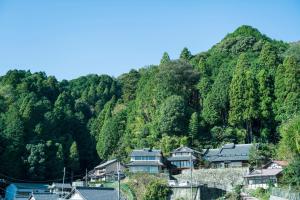 un grupo de casas frente a una montaña en ume, en Yamazoe