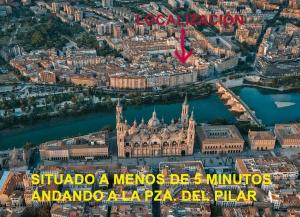 eine Luftansicht der Stadt Madrid und ihrer Gebäude in der Unterkunft NUEVO! PUENTE DE PIEDRA a 5´del PILAR in Saragossa