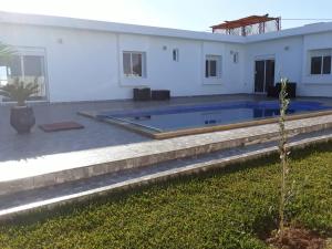 Bazén v ubytování Villa CLIMATISEE avec piscine privée, ras el ma nebo v jeho okolí