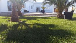 Zahrada ubytování Villa CLIMATISEE avec piscine privée, ras el ma