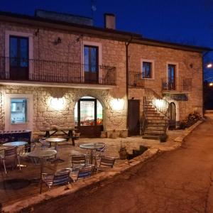 un edificio con mesas y sillas frente a un edificio en Agriturismo La Pagliarella, en Caramanico Terme