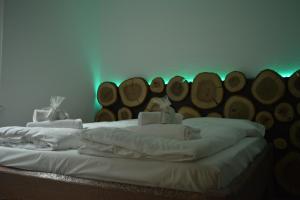 Rúm í herbergi á ALPieve Albergo Pieve