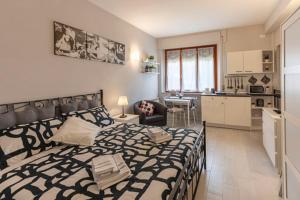 a bedroom with a large bed and a kitchen at La Casina di Mira in Montepulciano