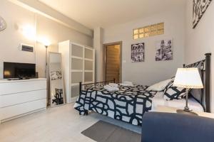 1 dormitorio con 1 cama y TV en La Casina di Mira, en Montepulciano