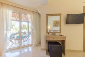 Televisyen dan/atau pusat hiburan di Renes Paradise Seahome - Afandou Beach, Rhodes