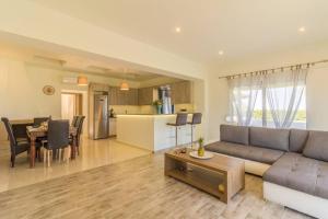 Dapur atau dapur kecil di Renes Paradise Seahome - Afandou Beach, Rhodes