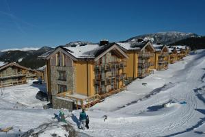 szereg apartamentów typu condo w ośrodku narciarskim na śniegu w obiekcie Apartmán Polana w Demianowskiej Dolinie