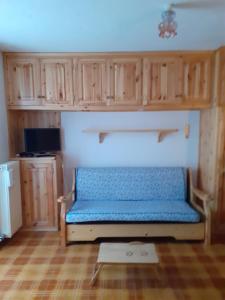 Bett in einem Zimmer mit blauer Decke in der Unterkunft monolocale Sabrina in Torgnon