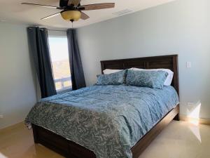 Letto o letti in una camera di MODERN SPACIOUS BEACH FRONT CENTRAL CONDO w POOLS STEPS TO BEACH