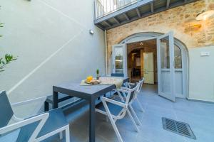 Patio alebo iná vonkajšia časť ubytovania Dimitrios Residence Old Town Rethymno