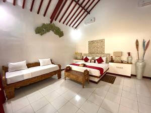 Un dormitorio con dos camas en una habitación. en Cinta Cottages, en Gili Trawangan 24 fotos más