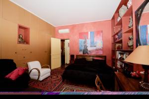 a bedroom with a bed and a chair in it at Chambres d'hôtes Le Regent in Hyères