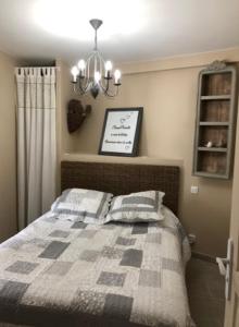 een slaapkamer met een bed met 2 kussens erop bij Provence Luberon Bonnieux location gite chez Marcelle in Bonnieux