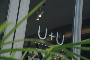 un panneau sur le côté d'un bâtiment dans l'établissement U+U Stay, à Magong
