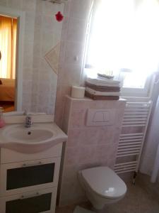 Koupelna v ubytování Marko Rooms + 24 fotografií