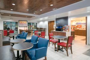 a restaurant with tables and chairs and a counter at Holiday Inn Express Hotel & Suites Elkins by IHG in Elkins