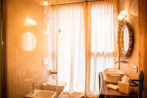 Koupelna v ubytování Golden Hill Country Chalets & Suites + 63 fotografií