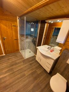 Koupelna v ubytování Ferienanlage Bullerbü + 37 fotografií