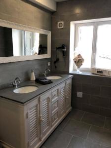 Baño con 2 lavabos y espejo en Provence Luberon Bonnieux location gite chez Marcelle en Bonnieux