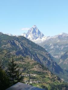 a view of a mountain with a snow covered mountain at monolocale Sabrina in Torgnon