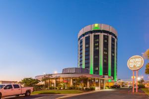 Holiday Inn New Orleans West Bank Tower, an IHG Hotel في غريتنا: مبنى امامه لافته