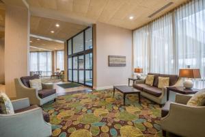a lobby with couches and chairs and a rug at Holiday Inn New Orleans West Bank Tower, an IHG Hotel in Gretna