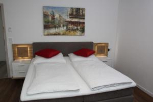 Ein Bett oder Betten in einem Zimmer der Unterkunft Hotel Am Donaubogen