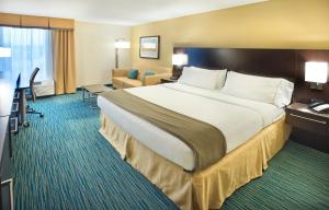 Cama o camas de una habitación en Holiday Inn Express Nashville-Hendersonville, an IHG Hotel