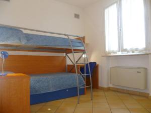 een slaapkamer met 2 stapelbedden en een raam bij Residence La Rotonda in Cervia