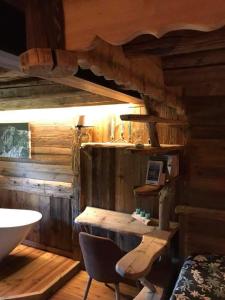 una cabina in legno con scrivania e lavandino. di Bed & Breakfast Anisor - Parblanc a La Salle