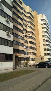 un parcheggio di fronte a un grande edificio di SavTim Apartaments a Mogilev