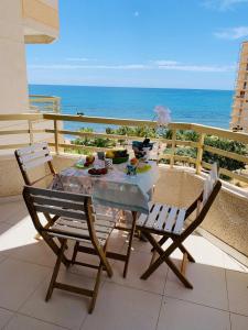 a table and chairs on a balcony overlooking the ocean at Apartamento Frente al mar, RECIEN RENOVADO, 1 hab 1 baño in El Campello
