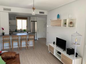 a living room with a kitchen and a living room with at Apartamento Frente al mar, RECIEN RENOVADO, 1 hab 1 baño in El Campello