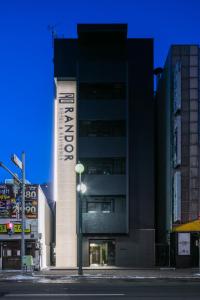 Un edificio con un cartel en el costado. en Randor Residence Susukino Suites, en Sapporo