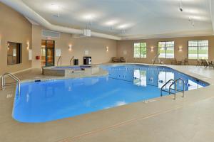 a large swimming pool in a hotel room at Holiday Inn Express Breezewood, an IHG Hotel in Breezewood