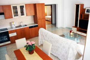 een keuken en een woonkamer met een tafel en stoelen bij Apartment Miro in Tar