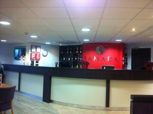 Lounge nebo bar v ubytování Ramada London Stansted Airport