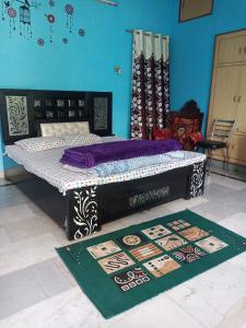 Tempat tidur dalam kamar di Sunita homestay