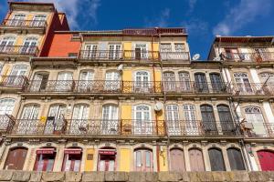 Un edificio alto con balcones a los lados. en YOUROPO - Ribeira Porto, en Oporto