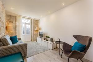 una sala de estar con un sofá y una mesa en YOUROPO - Ribeira Porto, en Oporto
