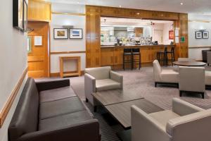 Lounge o bar area sa Holiday Inn Washington, an IHG Hotel