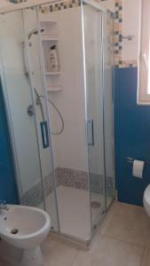 a bathroom with a shower and a toilet and a sink at Appartamento centralissimo Marina di Ragusa in Marina di Ragusa