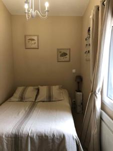מיטה או מיטות בחדר ב-Provence Luberon Bonnieux Location Gite Chez Basile