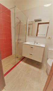 y baño con lavabo, ducha y aseo. en Apartamentos herederos Lm, en Caleta de Sebo 26 fotos más