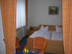 Tempat tidur dalam kamar di Hotel zur Winzergenossenschaft